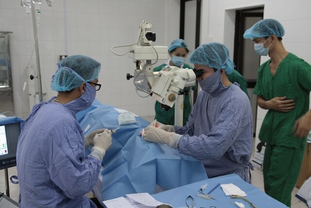 phẩu thuật điều trị đục thủy tinh thể
